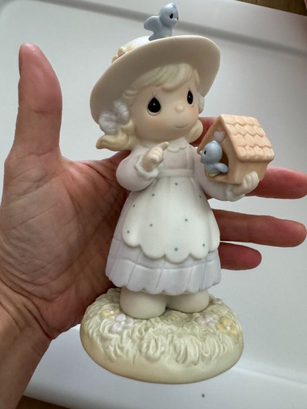 Vintage 1997 Precious Moments Figurine "Mom You Always Make Our House a Home" #3